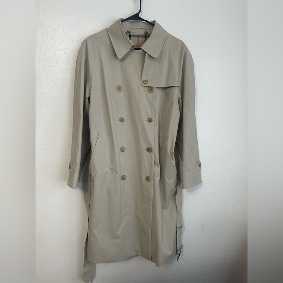 Burberry Women’s Classic Tan Trench Coat - Picture 3 of 16